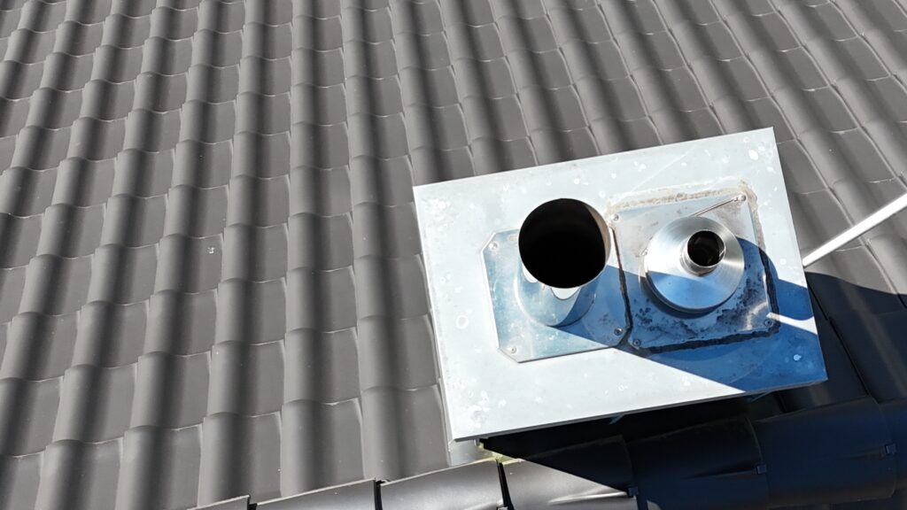 Drohnenaufnahme eines Hausdaches mit Abzugsrohren – Inspektion ohne Gerüst in hoher Auflösung
